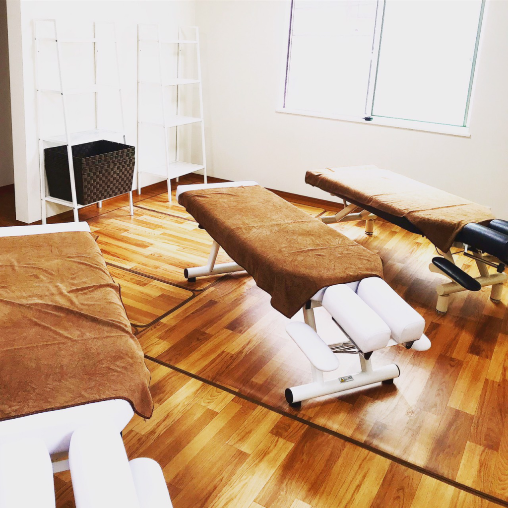 和揉 上大岡店の店内風景 - 清潔で落ち着いた雰囲気の整体・マッサージ施術室